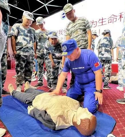 米脂红十字蓝天救援队为米中军训新生开展应急救护培训